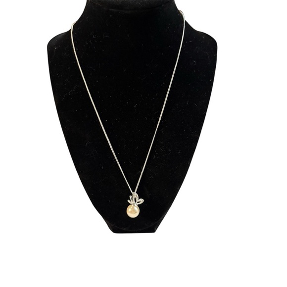 Avon “embellished butterfly“ Silvertone cream Pearl Pendant Necklace NIB 2013 - Picture 1 of 6